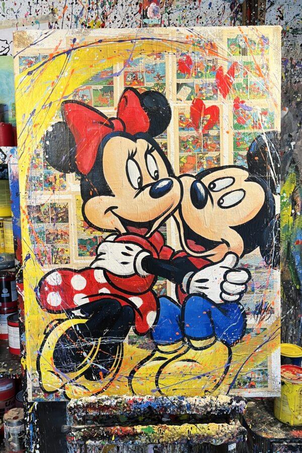 Juta Topolino e Minnie abbraccio sulla Luna